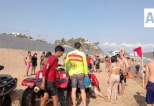 Rescatan guardavidas de UEPC Colima y PC Manzanillo a dos mujeres en Playa de Oro