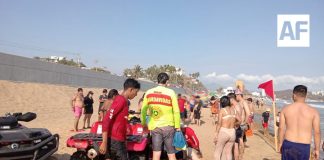 Rescatan guardavidas de UEPC Colima y PC Manzanillo a dos mujeres en Playa de Oro