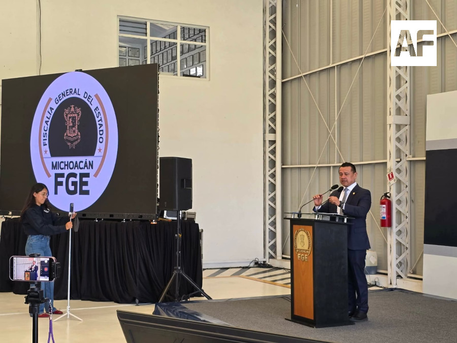 titular de la Fiscalía General del Estado de Michoacán (FGE) Carlos Torres Piña1