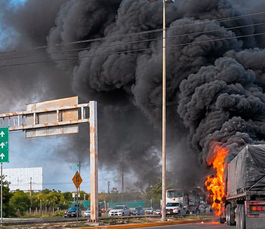 COMUNICADO Operativo en proceso en Tecomán, con saldo preliminar de un delincuente abatido, dos agentes heridos e incendios ya atendidos