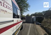 Atienden volcadura de camioneta en autopista Guadalajara-Colima; conductor quedó atrapado