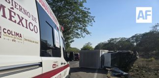 Atienden volcadura de camioneta en autopista Guadalajara-Colima; conductor quedó atrapado
