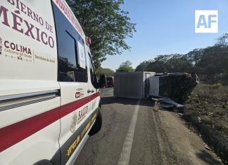 Atienden volcadura de camioneta en autopista Guadalajara-Colima; conductor quedó atrapado