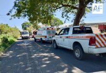 Accidente entre automóvil y motocicleta deja personas lesionadas en Colima