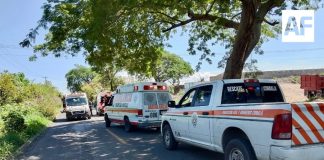 Accidente entre automóvil y motocicleta deja personas lesionadas en Colima