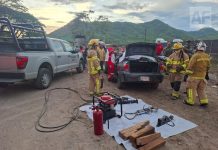 Fatal accidente vehicular en El Colomo; CRUM, Cruz Roja, Marina y PC Manzanillo brindan atención; una persona falleció y tres resultaron lesionadas