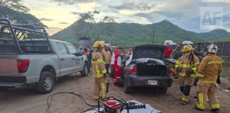 Fatal accidente vehicular en El Colomo; CRUM, Cruz Roja, Marina y PC Manzanillo brindan atención; una persona falleció y tres resultaron lesionadas