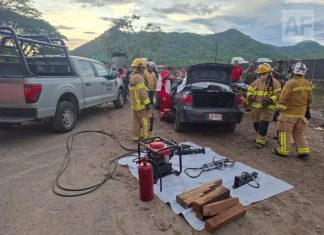 Fatal accidente vehicular en El Colomo; CRUM, Cruz Roja, Marina y PC Manzanillo brindan atención; una persona falleció y tres resultaron lesionadas