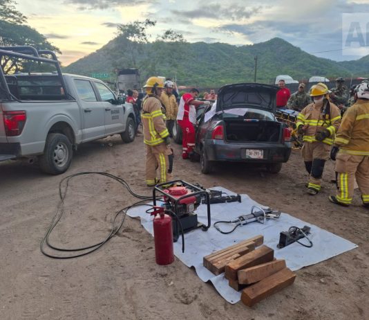 Fatal accidente vehicular en El Colomo; CRUM, Cruz Roja, Marina y PC Manzanillo brindan atención; una persona falleció y tres resultaron lesionadas
