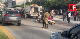 Choque entre motocicleta y taxi deja 1 muerto sobre el Boulevard de Manzanillo; también hay 1 lesionado