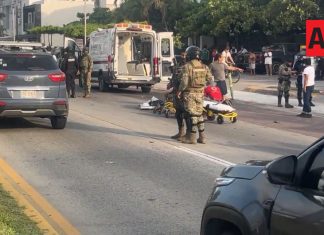 Choque entre motocicleta y taxi deja 1 muerto sobre el Boulevard de Manzanillo; también hay 1 lesionado