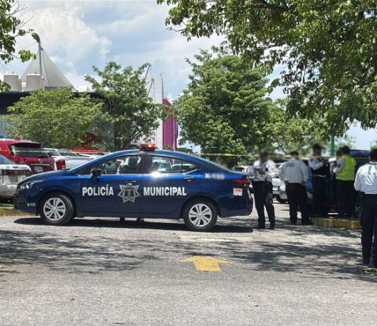 Asesinan a un hombre en estacionamiento de centro comercial al norte de Colima