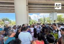 Vecinos de Prados del Sur protestan por cierre de Ferromex a las laterales del Arco Sur en Colima