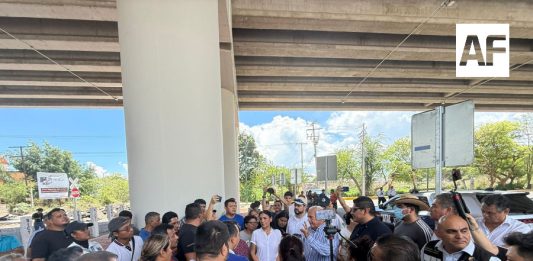 Vecinos de Prados del Sur protestan por cierre de Ferromex a las laterales del Arco Sur en Colima