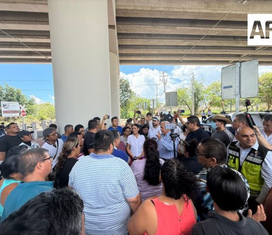 Vecinos de Prados del Sur protestan por cierre de Ferromex a las laterales del Arco Sur en Colima