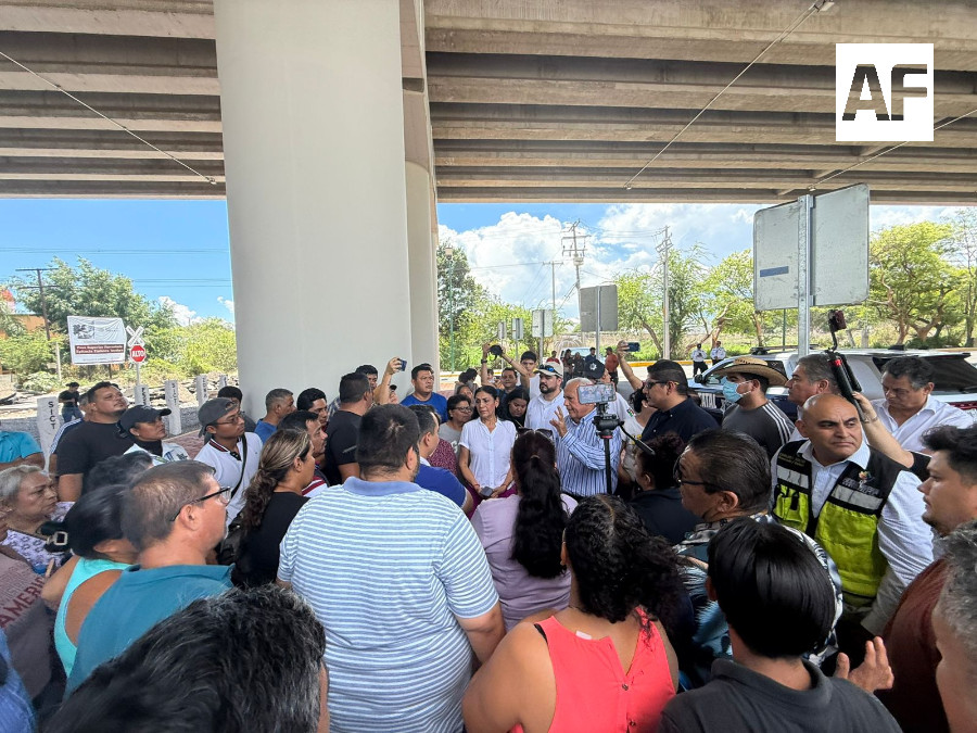 Bloqueo de vecinos de Bosques del Sur en el Arco Sur de Colima7