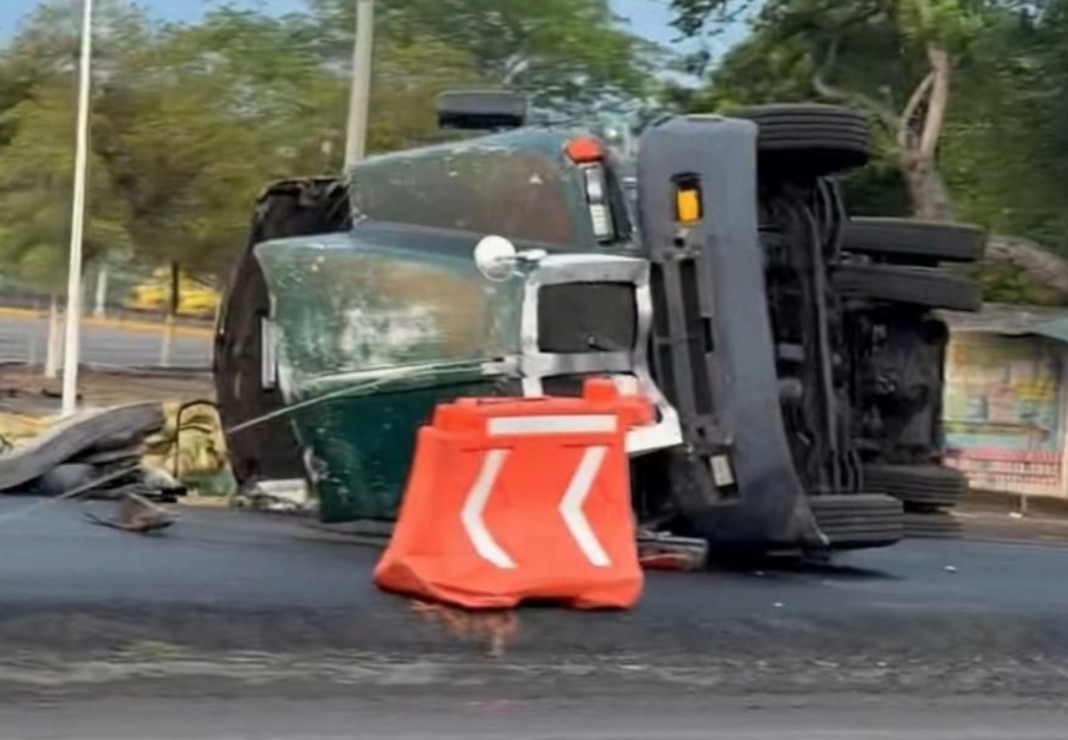 Se registra volcadura de tráiler en autopista Tecomán a Colima