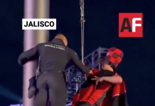 Entre empujones con policías, asistente al Fast Fest Guadalajara cae de un asta de bandera y queda lesionado