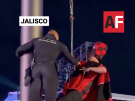 Entre empujones con policías, asistente al Fast Fest Guadalajara cae de un asta de bandera y queda lesionado