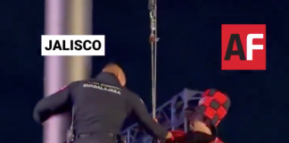 Entre empujones con policías, asistente al Fast Fest Guadalajara cae de un asta de bandera y queda lesionado