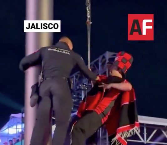 Entre empujones con policías, asistente al Fast Fest Guadalajara cae de un asta de bandera y queda lesionado