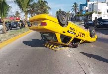 Volcadura de taxi tras choque con camioneta en Manzanillo; 1 lesionado y daños materiales