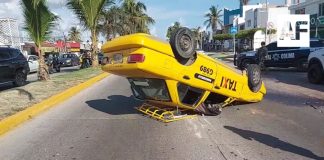 Volcadura de taxi tras choque con camioneta en Manzanillo; 1 lesionado y daños materiales
