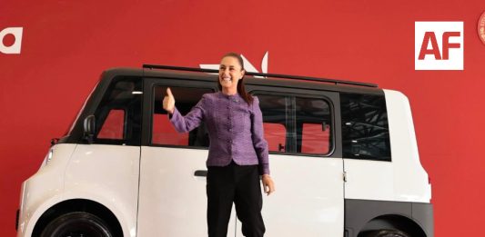 Claudia Sheinbaum Pardo, presentó Olinia 1, primer vehículo eléctrico mexicano
