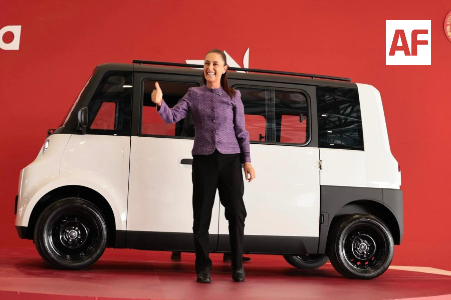 Claudia Sheinbaum presenta auto Olinea1