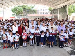 Gobierno de Indira Vizcaíno beneficia a casi 500 estudiantes de Manzanillo y Minatitlán con ColiBecas Mochilas, Útiles y Uniformes