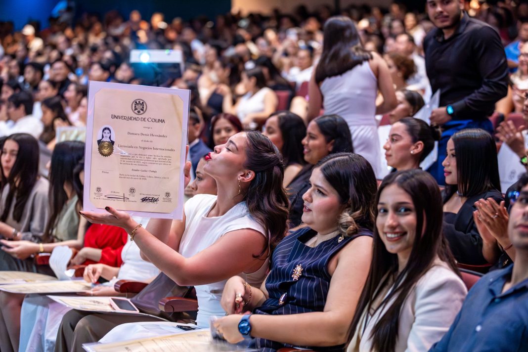 Entrega UdeC 200 títulos y grados académicos
