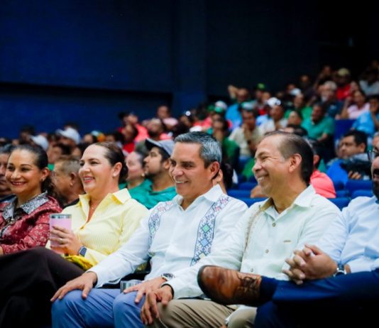 Entrega UdeC paquete de uniforme a 487 trabajadores de servicios generales