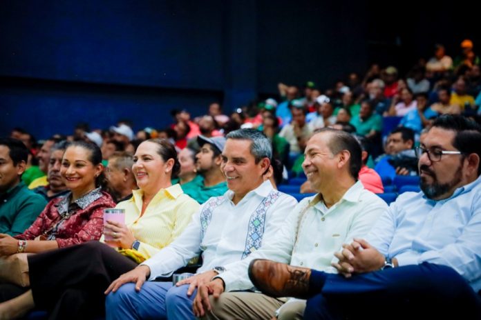 Entrega UdeC uniformes a 487 trabajadores de serv grales_b