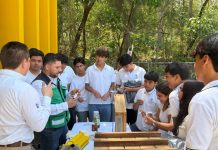Estudiantes del Bachillerato 11 conocen la importancia de las abejas polinizadoras