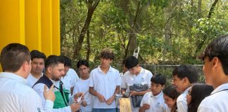 Estudiantes del Bachillerato 11 conocen la importancia de las abejas polinizadoras