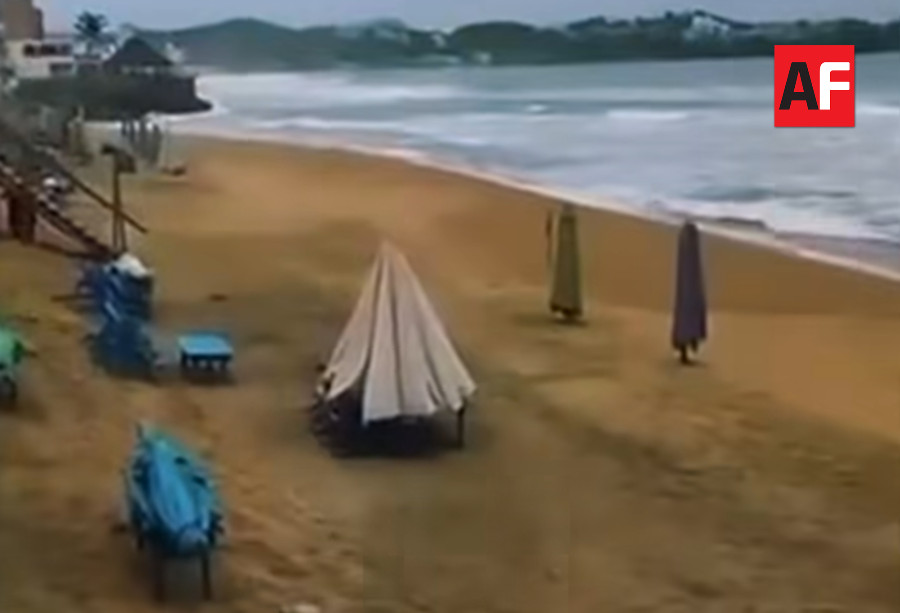 Mujer retira señaletica de playa Miramar1