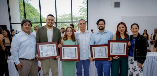 Reciben Premio Estatal de Periodismo tres trabajadores universitarios y una alumna