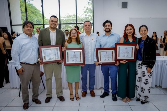 Premio Estatal de Periodismo a 3 trabajadores UdeC y una alumna_b