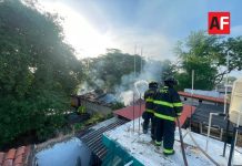 Incendio consume vivienda abandonada en El Mezcalito; pirotecnia provoca detonaciones durante la emergencia