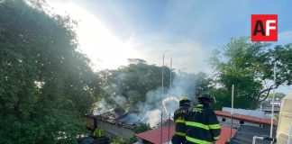 Incendio consume vivienda abandonada en El Mezcalito; pirotecnia provoca detonaciones durante la emergencia