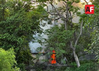 Se registra segundo incendio en la zona centro de Colima; consumió una vivienda improvisada a la orilla del río