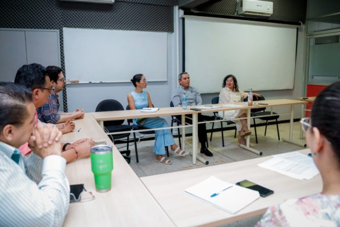Rector dialoga con académicos y académicas del CUIS_i