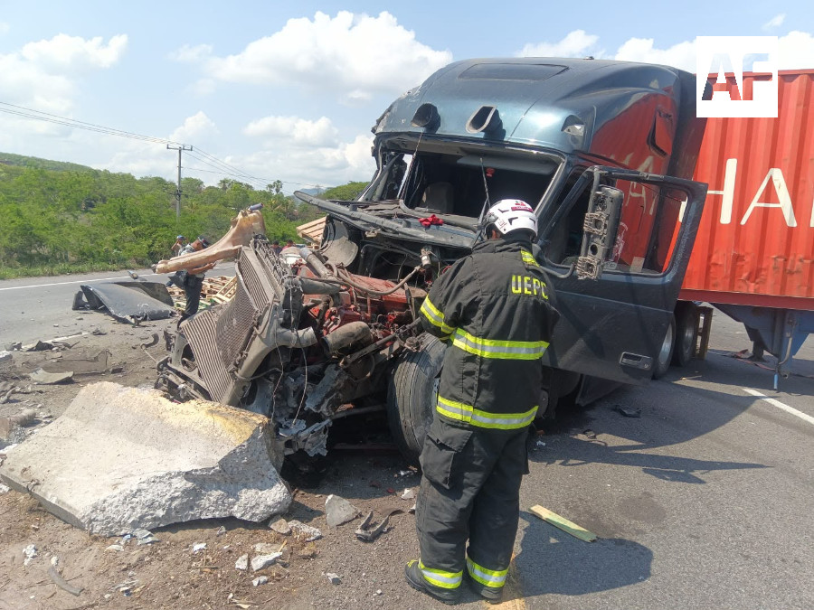 UEPC Colima y CRUM atendieron accidente de tráiler en la autopista Colima–Tecomán2