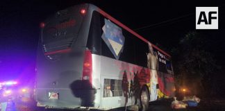 Cuerpos de emergencia atienden a lesionados tras accidente de autobús en carretera Armería-Manzanillo; no reportan personas graves
