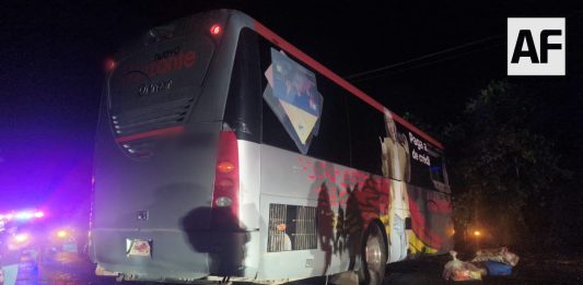 Cuerpos de emergencia atienden a lesionados tras accidente de autobús en carretera Armería-Manzanillo; no reportan personas graves