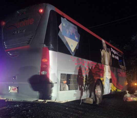 Cuerpos de emergencia atienden a lesionados tras accidente de autobús en carretera Armería-Manzanillo; no reportan personas graves