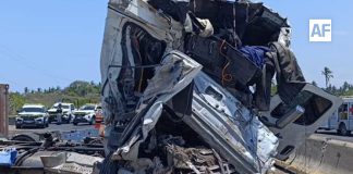 Accidente entre vehículos de carga obstruye vialidad en la autopista Manzanillo a Colima cerca de la caseta de Cuyutlán La Unidad Estatal de Protección Civil (UEPC) del Gobierno del Estado de Colima informa que, un accidente entre dos unidades de carga registrado este lunes sobre la autopista Manzanillo a Colima provocó la obstrucción de la circulación vehicular y la movilización de cuerpos de emergencia, cerca de la caseta de Cuyutlán. De manera preliminar, se reportan personas lesionadas, por lo que personal de auxilio trabaja en la atención de la emergencia y en las maniobras para liberar la vía. Se recomienda a los automovilistas extremar precauciones, reducir la velocidad y atender las indicaciones de las autoridades en la zona.