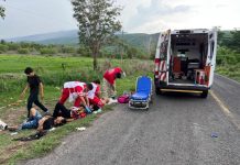 Atienden a seis motociclistas lesionados tras derrape en la carretera Los Amiales–Coquimatlán