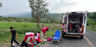 Atienden a seis motociclistas lesionados tras derrape en la carretera Los Amiales–Coquimatlán