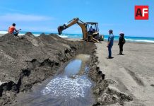 Realizan apertura de boca en Playa Tecuanillo, Tecomán